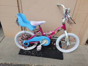 lot 37 image: Huffy Disney Princess Bike