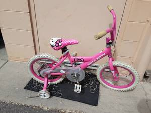 lot 38 image: Hello Kitty Bike With Training Wheels