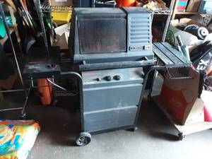 lot 60 image: Charbroil Gas Grill