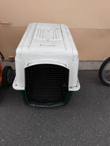 lot 4 image: Ruff Maxx Large Pet Kennel