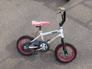 lot 8 image: Huffy 12 Bike
