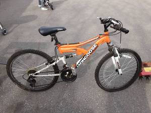 lot 9 image: Mongoose 24 21-Speed Mountain Bike