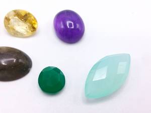 lot 36 image: 35 Carats Loose Gemstones Emerald, Labradorite, Amethyst, etc.