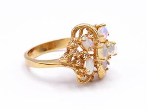 lot 42 image: Beautiful Welo Opal Cocktail  Estate Ring