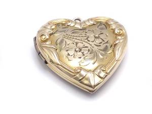 lot 52 image: Beautiful Art Nouveau Heart Shaped Estate Locket in 10k Gold