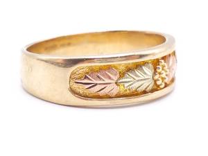 lot 42C image: Mens Black Hills Gold Estate Band