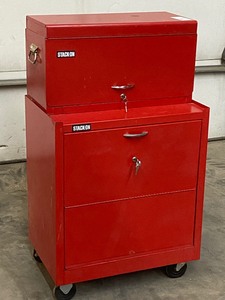 lot 11 image: Stack-On Two-Piece Tool Chest