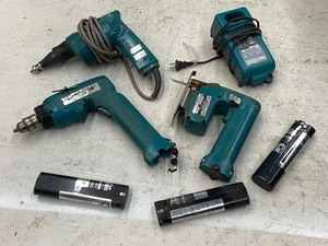 lot 54 image: Bucket Of Misc Makita Cordless Tools With Charger -- Makita Electric Drywall Screwgun