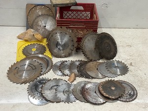 lot 82 image: Crate Full Of Assorted 7.25 Circular Saw Blades