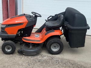 lot 2-A image: Husqvarna YTH2042 Lawn Tractor
