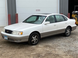 lot 3 image: 1998 Toyota Avalon XLS