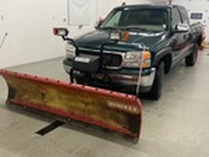 lot 4 image: 2002 GMC Sierra SLE 1500 With Hiniker Snow Plow