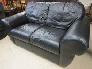 lot 117 image: LEATHER LOVE SEAT