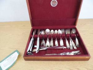 Oneida Flatware w Case