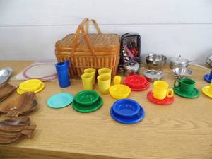 Picnic Basket - Toy Dishes