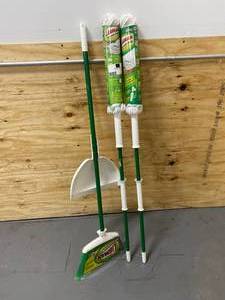 lot 26 image: LIBMAN Lot of one broomdustpan and 2 Tornado Mops