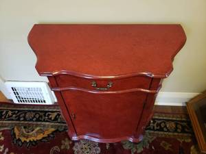 lot 5 image: Classic Imari Red Side Table