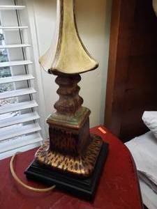 lot 15 image: Stylish Table Lamp