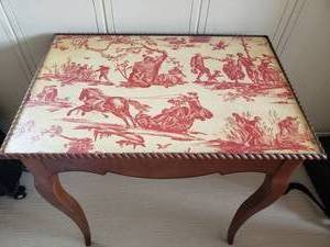 lot 19 image: Vintage Carved Side Table