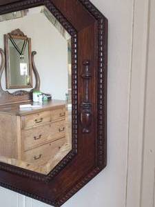 lot 24 image: Vintage Wall Mirror