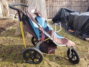 lot 42 image: BOB Revolution 3 Wheel Stroller