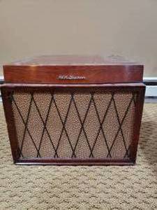 lot 40 image: Vintage RCA Victor Turntable
