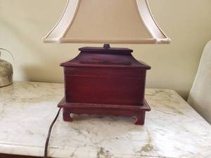 lot 34 image: Oriental Box Table Lamp