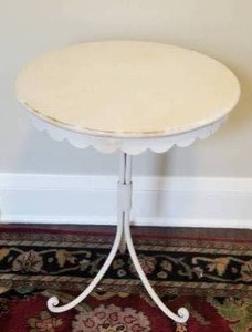 lot 78 image: Sweet Scalloped Edge Metal Side Table