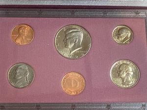 lot 33 image: 1987 5 piece proof set, 1992 5 piec...