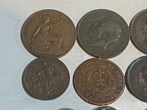 lot 43 image: (1)  envelope of mixed world coins ...