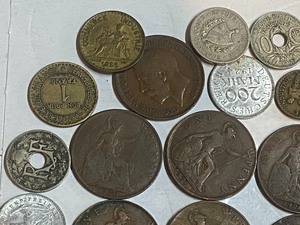 lot 44 image: (1) envelope of mixed world coins f...