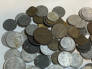 lot 46 image: (1)  envelope of mixed world coins ...