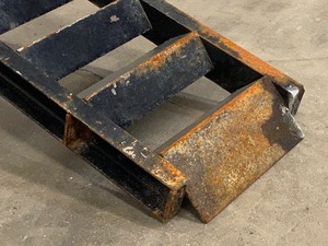 lot 24 image: (1) Trailer Ramp
