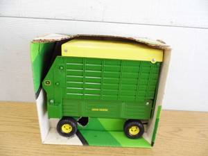Ertl John Deere Forage Wagon