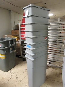 RUBBERMAID SLIM STYLE TRASH BINS