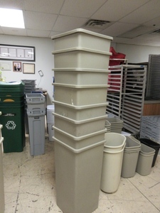 RUBBERMAID SQUARE TRASH BINS