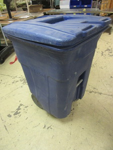 TOTER TRASH CAN WITH CASTERS AND LID