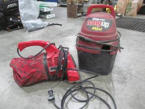 lot 31 image: Dirt devil, Hang up mini shop vac