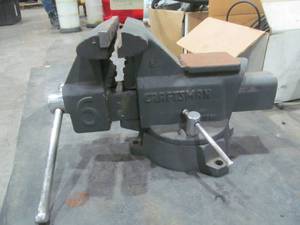 lot 92 image: Companion bench vise