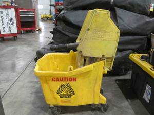 lot 197 image: Rubbermaid mop bucket