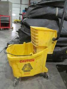 lot 199 image: Rubbermaid mop bucket