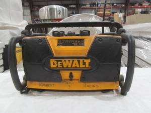 lot 425 image: Dewalt radio