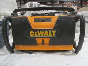 lot 429 image: Dewalt radio