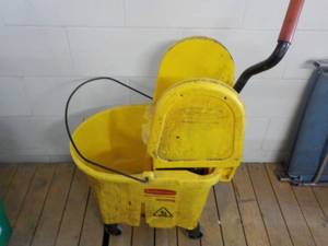 lot 10 image: Rubbermaid Mop Buckets...
