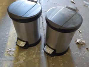 lot 16 image: 2 - 10 Step On Trash Containers...
