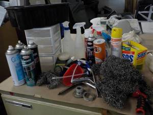 lot 22 image: Cleaning Supplies and Storage Conta...