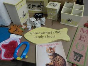 lot 27 image: Cat Items...