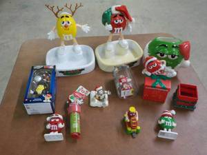 lot 61 image: Elvis M & M Talking Trays and Xmas ...