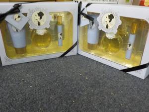 lot 118 image: 2 Ariana Grande Fragrance Gift Set...