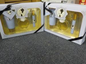 lot 119 image: 2 Ariana Grande Fragrance Gift Set...